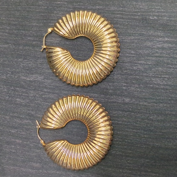 NWOT Large Hoop Mobb Ribbed Gold Shell Hoop Earrings - Picture 4 of 11